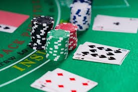 Antarmuka aplikasi mobile 01 2d menampilkan meja dealer langsung dan permainan slot
